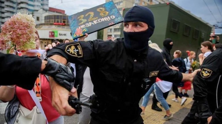 У Мінську пройшов Жіночий марш солідарності, відбулись сутички з силовиками