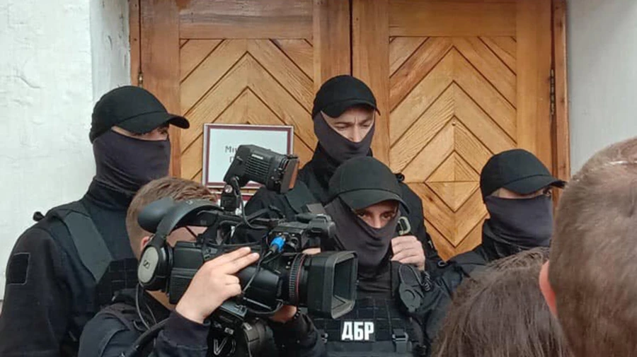 ДБРівці штурмом увірвалися в музей Гончара – директор звернувся в поліцію