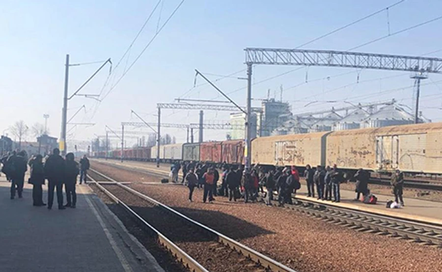 Люди вийшли на колію і вимагали відновити рух електричок у Фастові