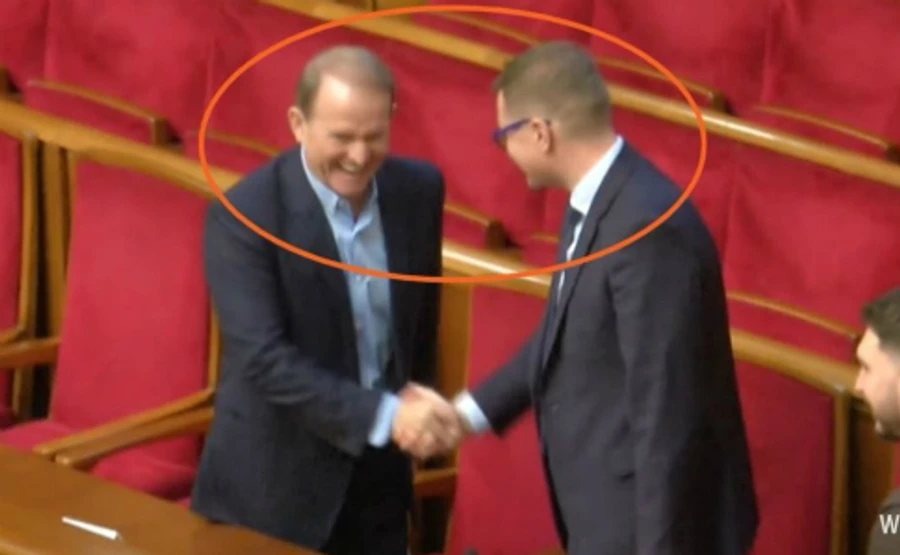 Медведчук пояснив радісне вітання з Бакановим: Це нормально 