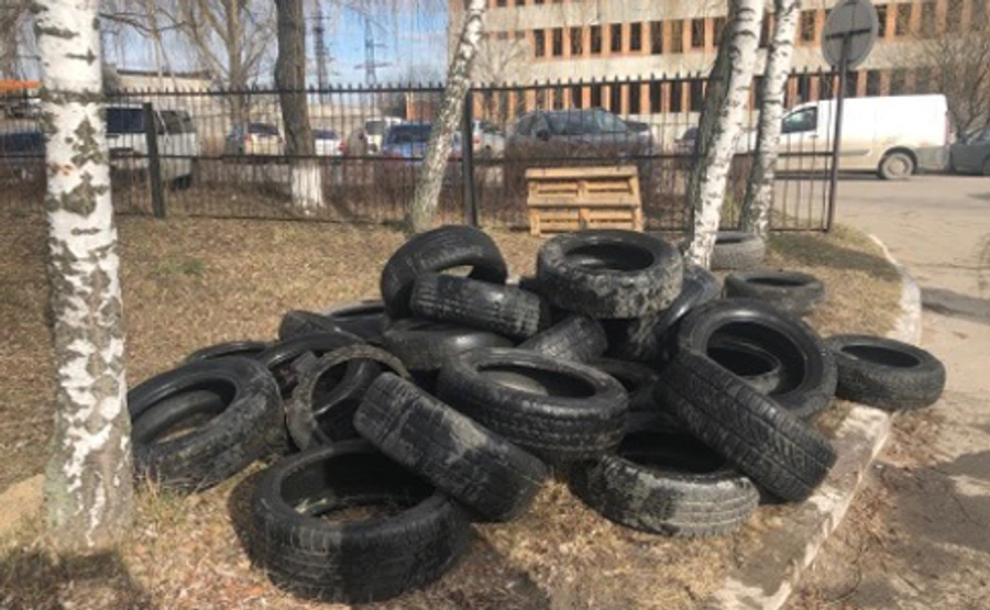 На Львівщині притягли шини під госпіталь: не хочуть, щоб до них везли українців з Китаю