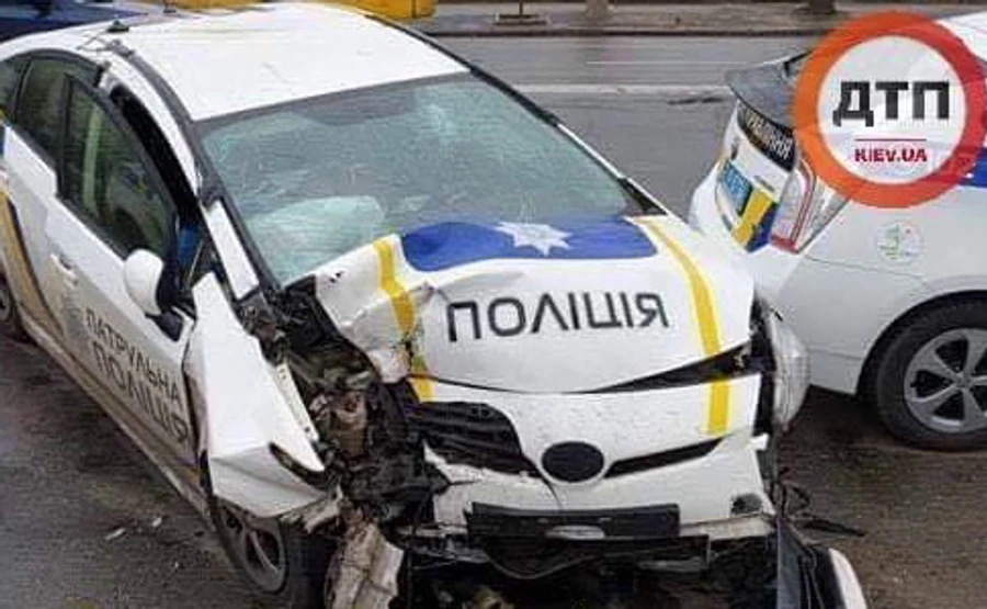 У Києві авто патрульних влетіло у стовп, двоє поліцейських у лікарні