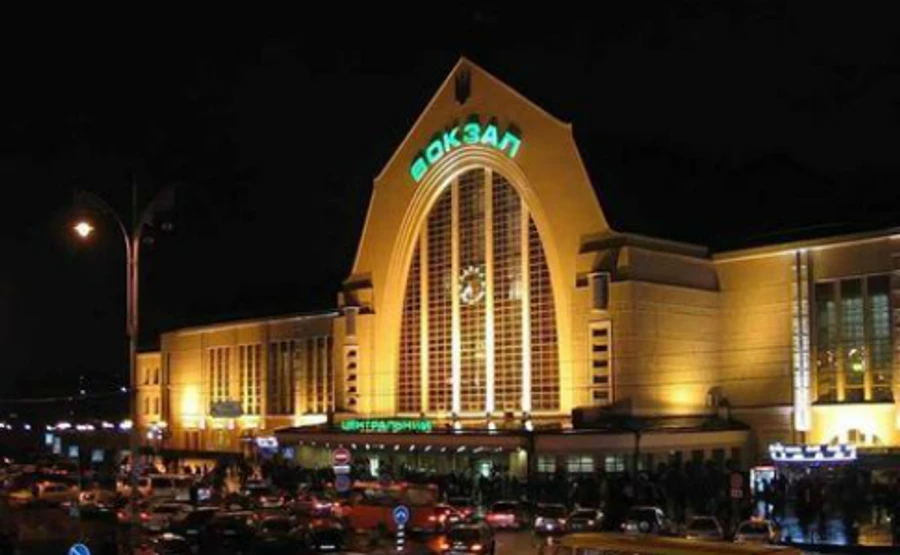 На залізничному вокзалі в Києві величезні черги через збої системи