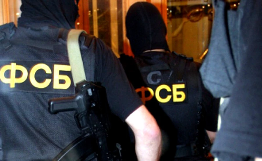 Под Симферополем бойцы ФСБ с автоматами обыскивают крымских татар