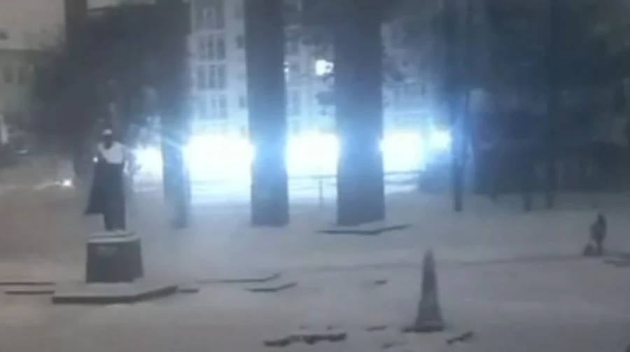 Lviv street cleaner keeps shovelling snow after Shahed explosion, video goes viral