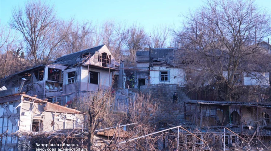 Russians strike apartment building in Zaporizhzhia with guided aerial bombs, casualties reported – video