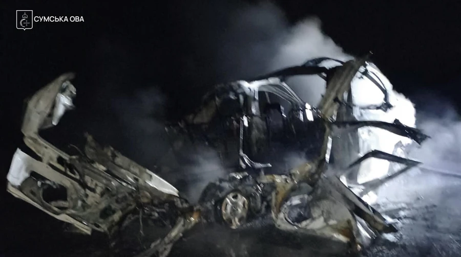 На Сумщині ворожий дрон влучив у цивільне авто: постраждав хлопчик та його батько