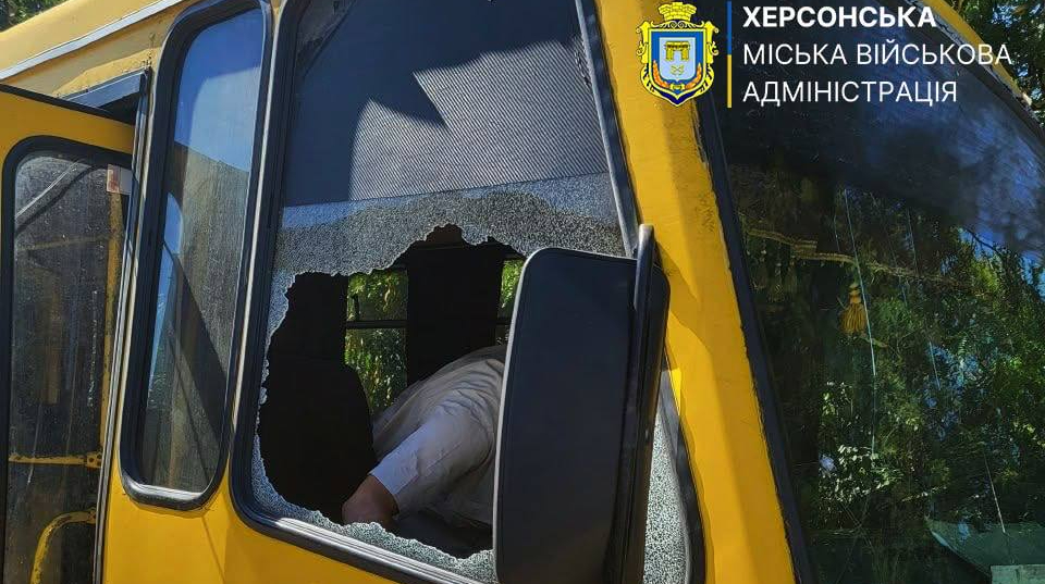 Росіяни атакували маршрутку в Херсоні та цивільних в області: є загиблі – ОВА