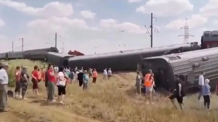 В России произошло крушение пассажирского поезда, перевернулось 8 вагонов