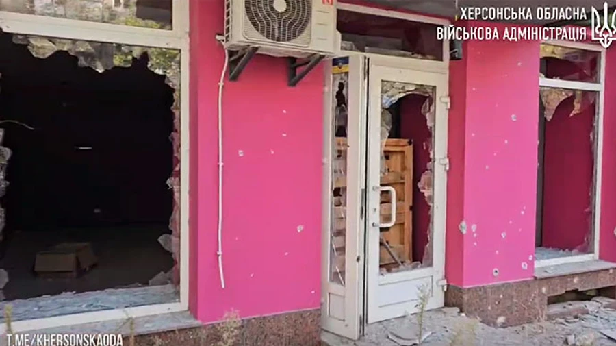 Russians attack Kherson and oblast, causing injuries; search for people trapped under rubble ongoing