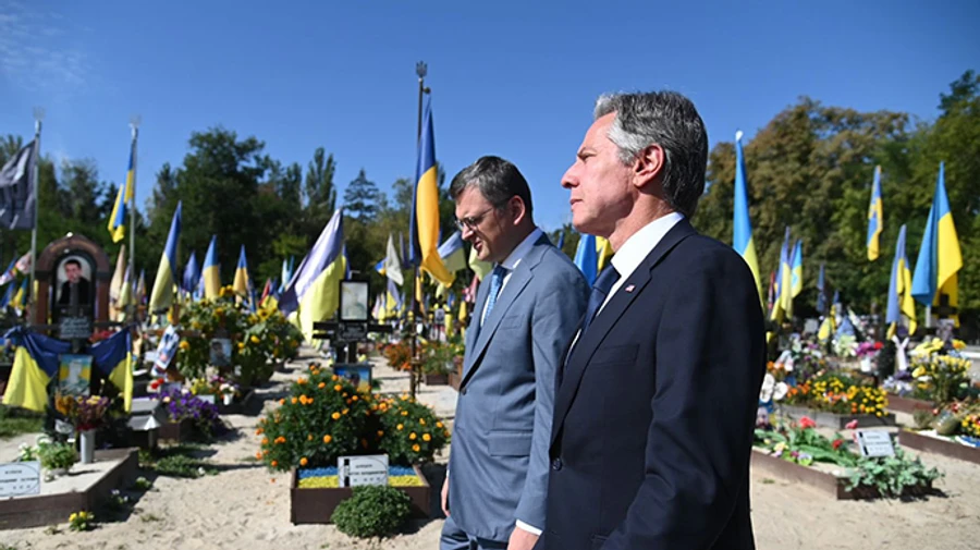 Blinken honours fallen defenders at Berkovetske cemetery in Kyiv