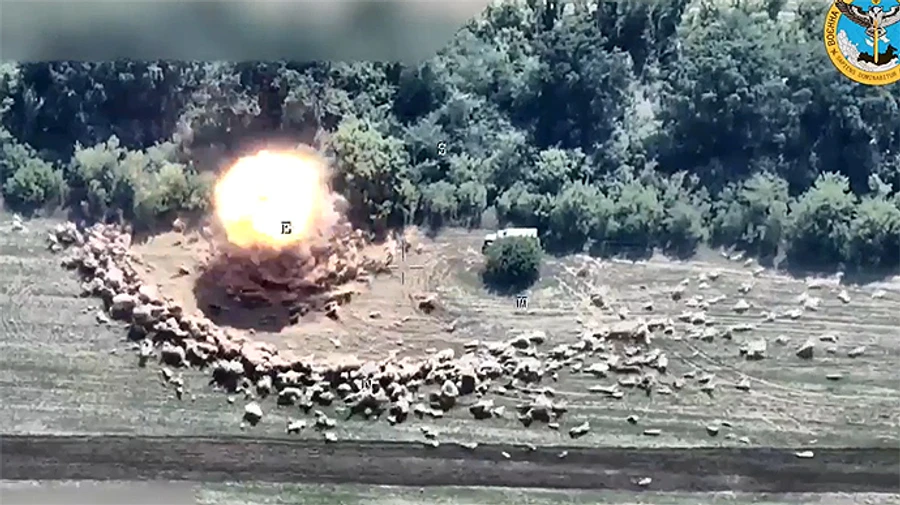 The Armed Forces of Ukraine destroyed the rare Russian radar complex Zoopark-1 and tanks