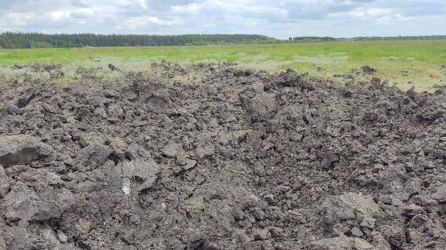 Днепропетровщина: россияне попали ракетой в поле