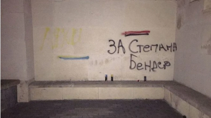У Львові затримали вандалів, які написали За Степана Бендер на могилі поляків 