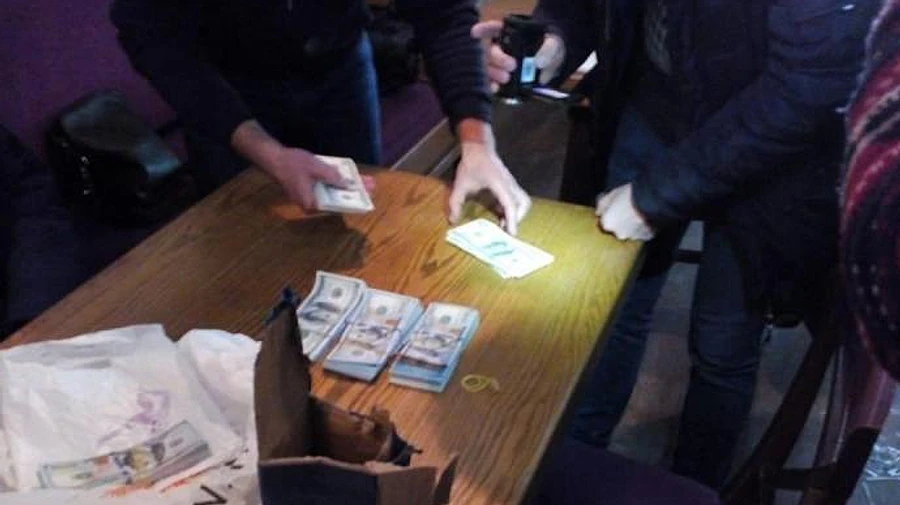 Главу Фонда госимущества пытались подкупить в третий раз