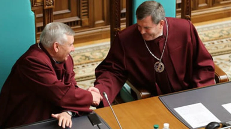 Корупційний суд України: чому скандальне рішення КС руйнує не тільки безвізовий режим