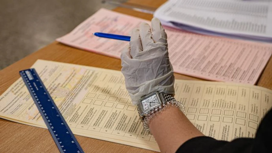 Названы кандидаты, которые продолжают агитацию в день выборов