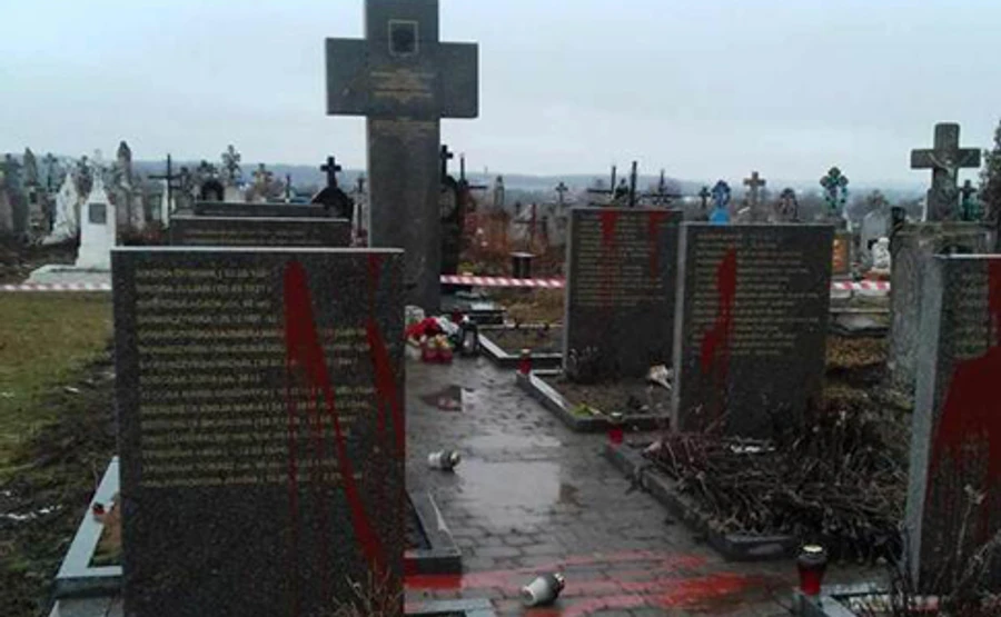 Климкин об обрисованных памятниках: Известный почерк третьей стороны