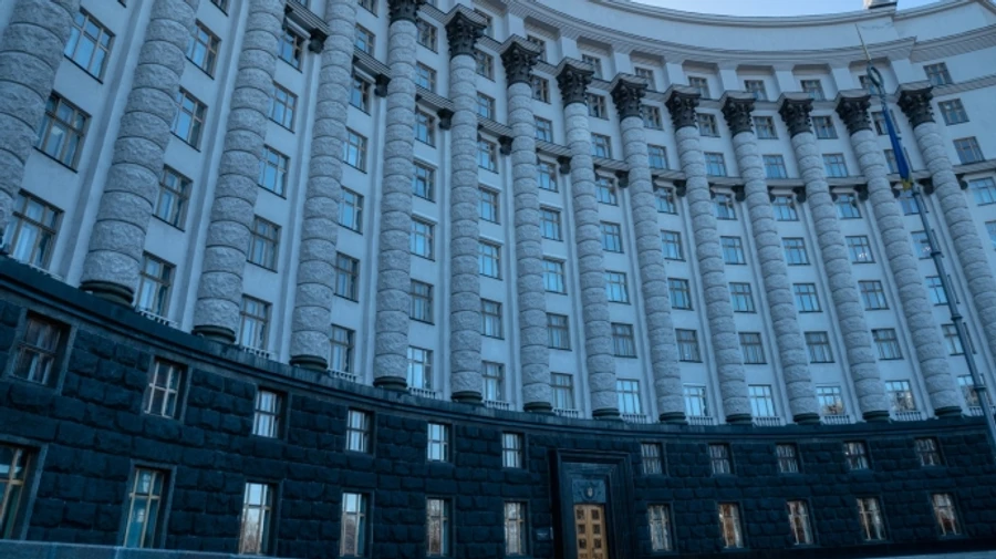 Кабмін дозволив виїзд за кордон жінкам-депутаткам місцевих рад, але є винятки 