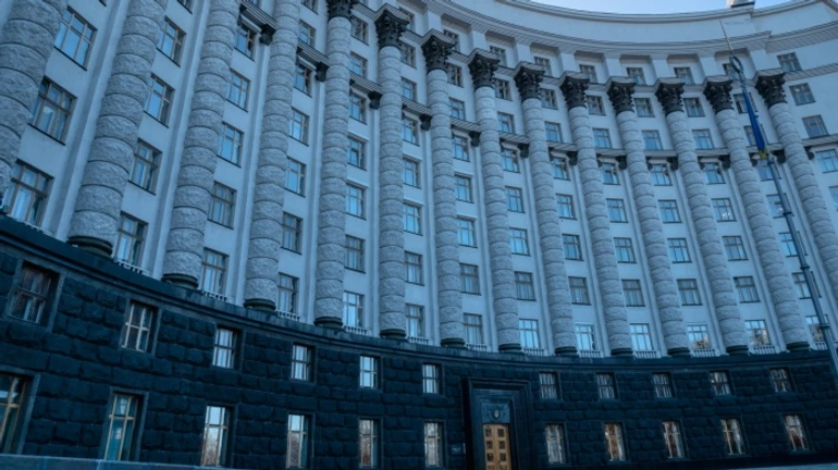 Кабмин разрешил выезд за границу женщинам-депутатам местных советов, но есть исключения