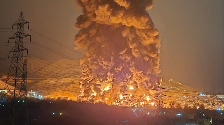 Ізраїль вперше вдарив по енергетичній інфраструктурі Ірану: палають нафтобази