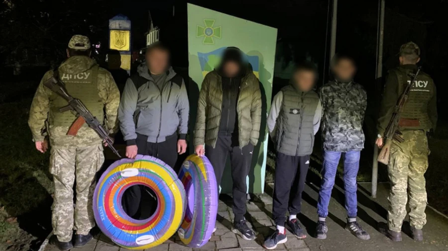 Нарушители границы собирались переплывать Тису на надувных пончиках