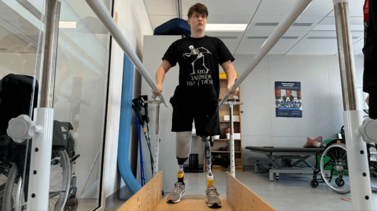 Вперше з серпня поцілував дружину стоячи. Історія командира, що опановує протези після підриву на міні