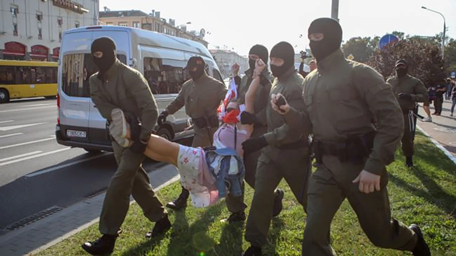 У Мінську почався жіночий марш, вже десятки затриманих