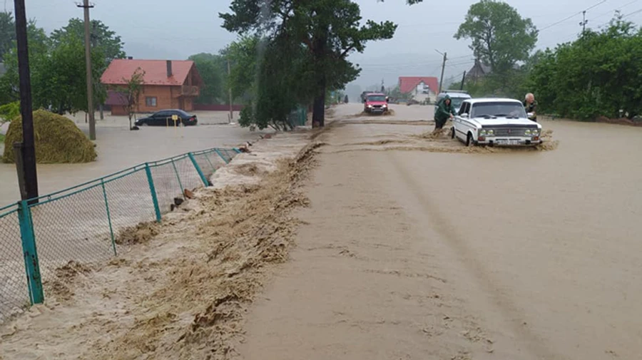 На Прикарпатті потекли дороги, але негода вдарить з новою силою