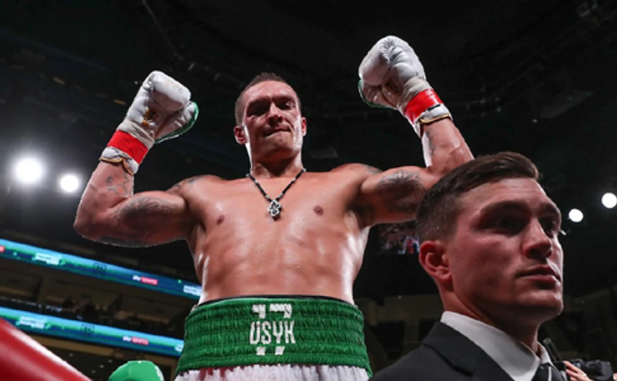 Усик дебютировал в супертяжелом весе с победы