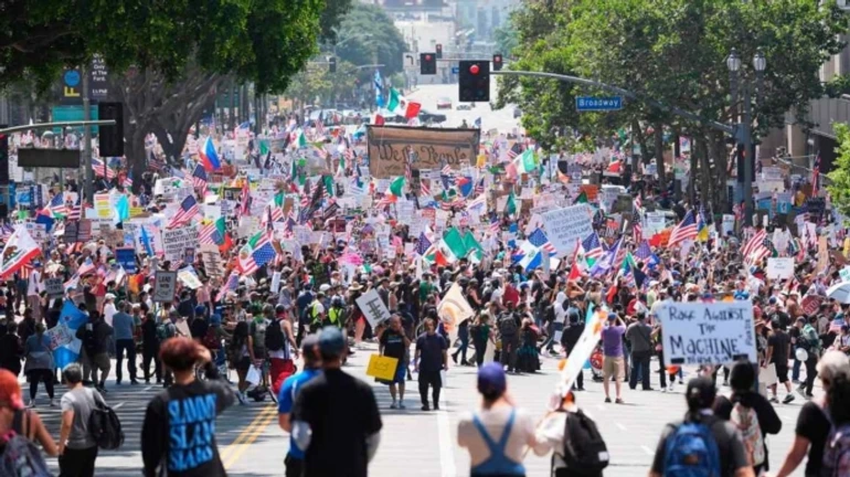 Десятки тисяч американців вийшли на акції протесту проти політики Трампа
