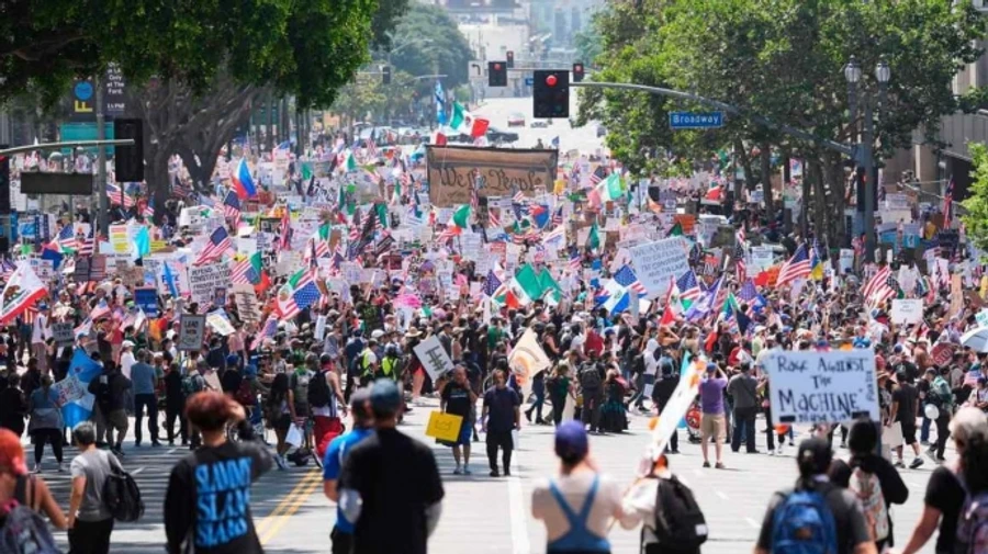 Десятки тысяч американцев вышли на акции протеста против политики Трампа