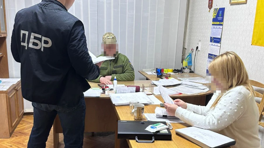 ДБР затримало двох військових, які за гроші допомагали ухилянтам