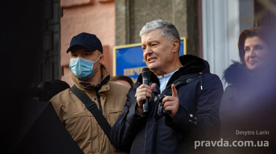 У ДБР твердять, що Порошенко з адвокатами почекали на слідчого 4 хвилини й пішли