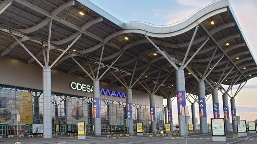 Из-за информации о заминировании аэропорта Одесса эвакуировали 320 человек