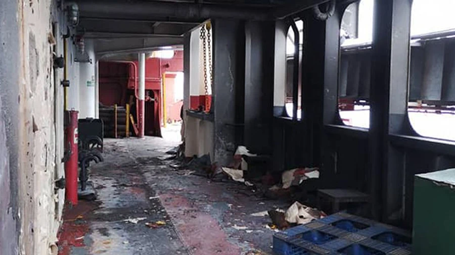 СМИ сообщили о возгорании судна с украинцами и погибшем, МИД проверяет