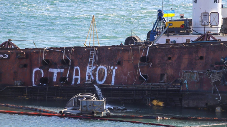 Танкер Делфи наконец подняли: из лежачего положения в стоячее