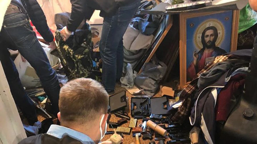 На Львівщині затримали священника, який торгував зброєю 