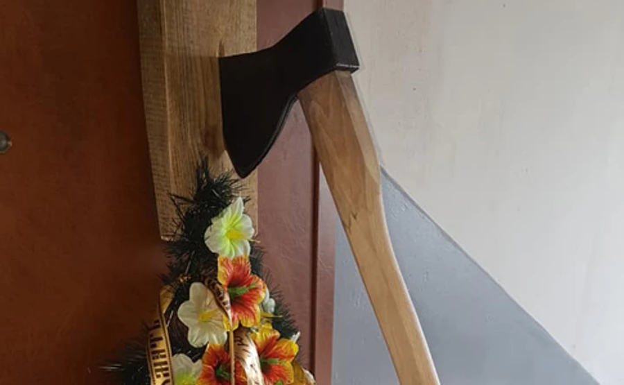 Правозахисник заявив про погрози: невідомі принесли під двері вінки, труну і сокиру 