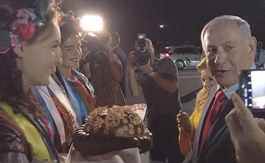 Дружина Нетаньягу викинула хліб-сіль у Києві