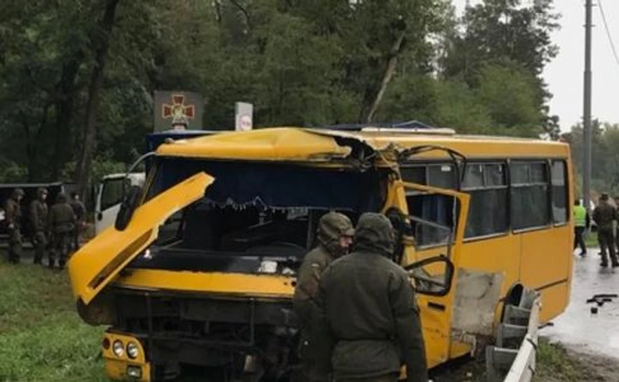 На Київщині маршрутка влетіла в автобус Нацгвардії: загинув військовий