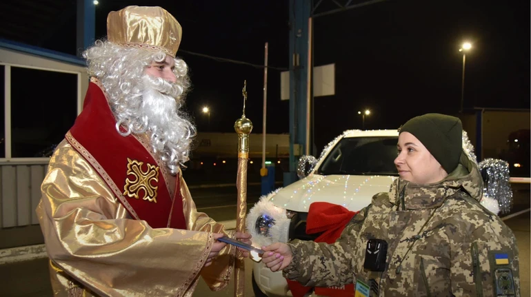 Уже перетнув кордон: ДПСУ каже, що впустила в Україну Святого Миколая