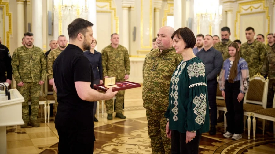 Зеленский в День добровольца вручил награды воинам и родным погибших Героев Украины