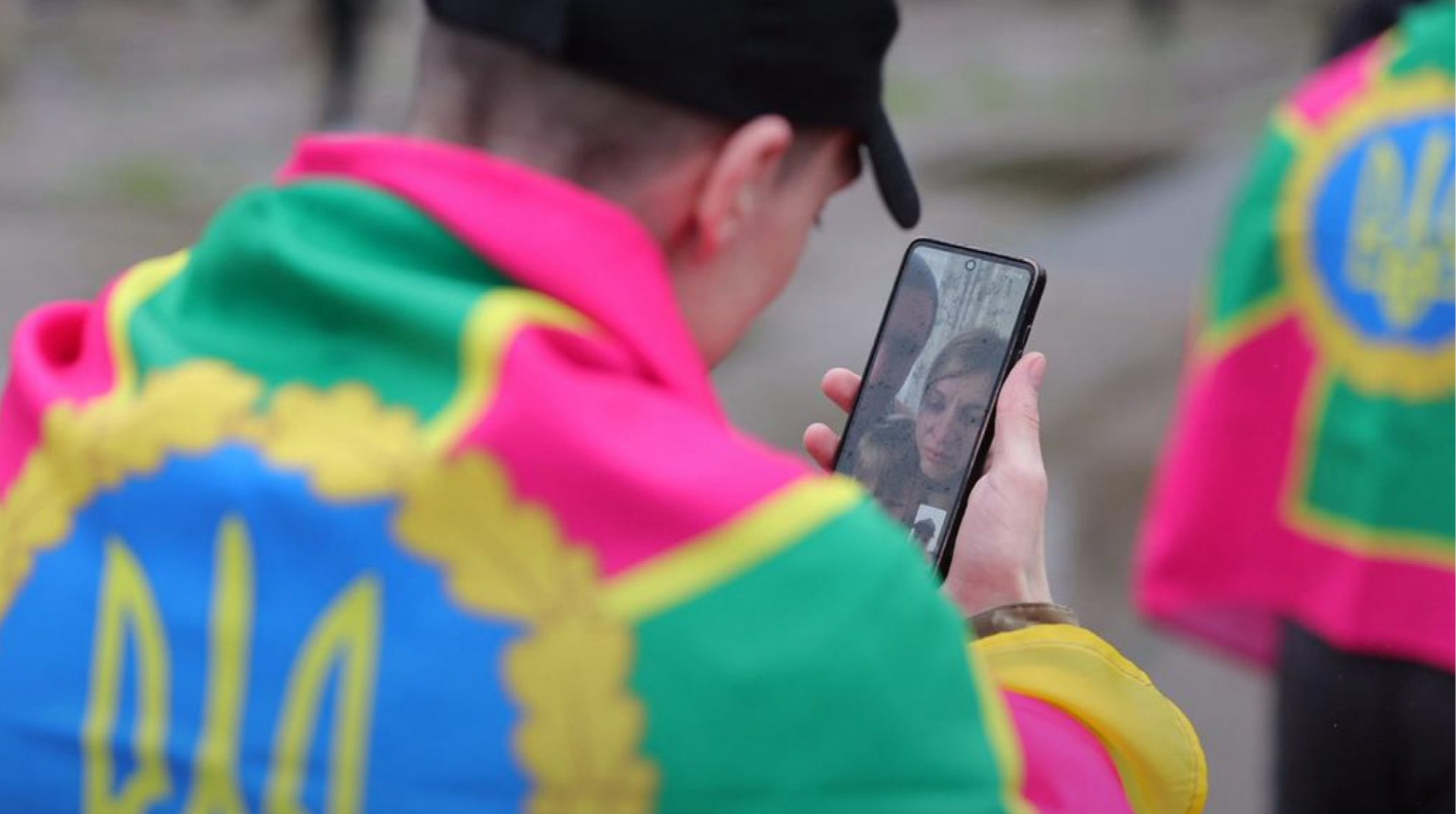 “Ти собі навіть не уявляєш, мамо!”: з’явилися кадри повернення з полону 205 українців