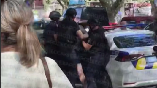 В Одесі чоловік зачинився у перукарні з людьми: на місце викликали спецпризначенців