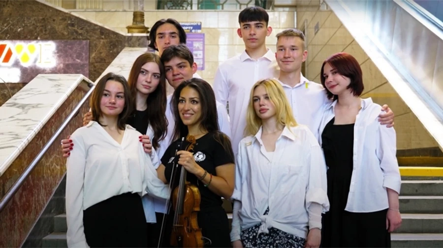 Graduates of Russian-destroyed Irpin Lyceum dance last school waltz at Kyiv railway station – video