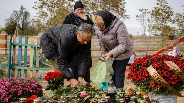Дитинка у морзі лежить. Не знаєм, чи наша. Як село Гроза переживає масове вбивство та готується до поховання жертв росіян