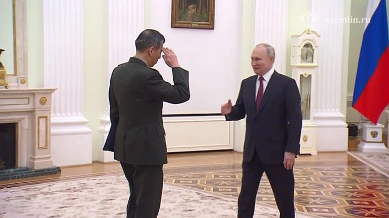 Putin meets with China's defence minister: they hail military cooperation 