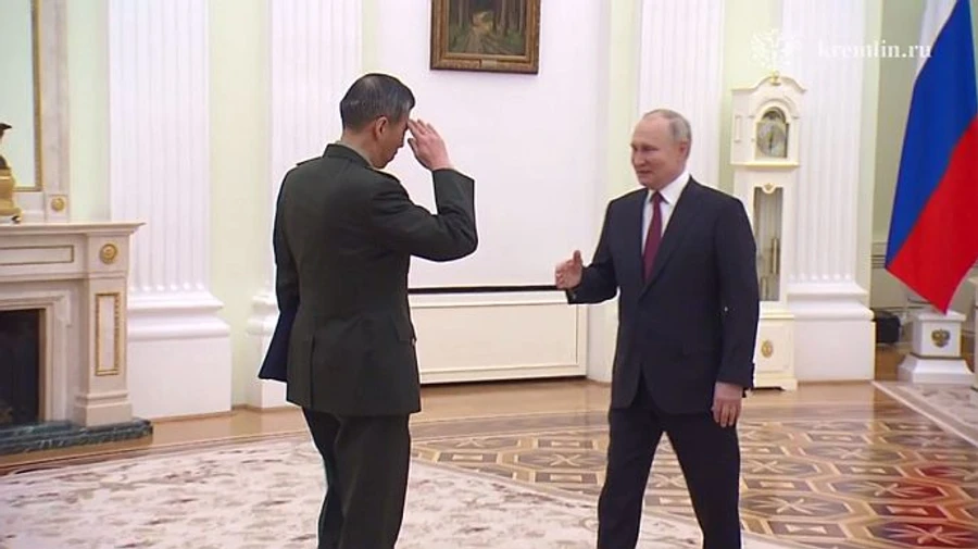 Putin meets with China's defence minister: they hail military cooperation