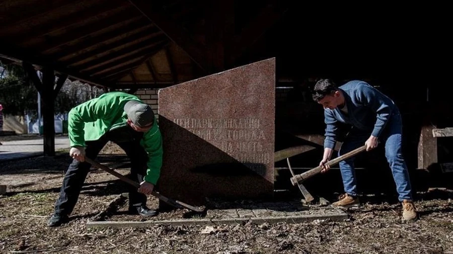 В Ужгороді знесли пам'ятник возз'єднання України та Росії